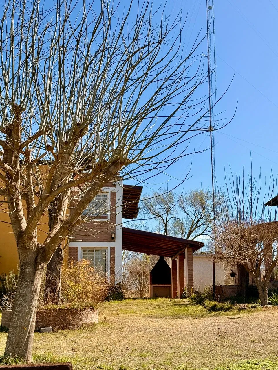 Frente de una cabaña con quincho