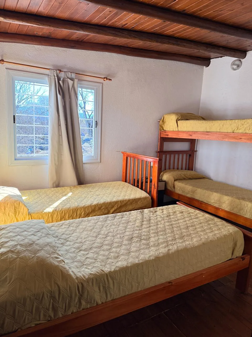 Habitación con cucheta y camas individuales