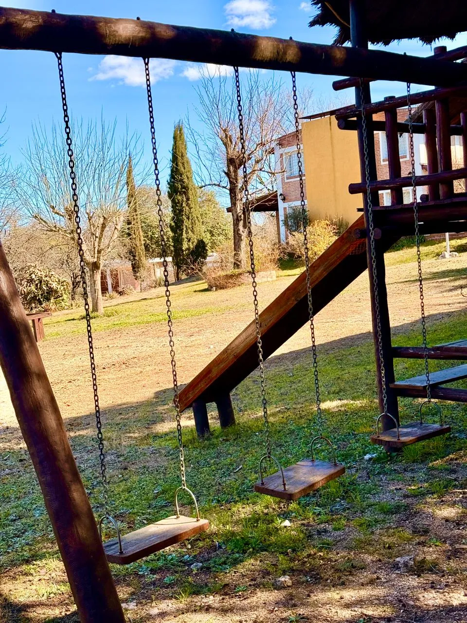 Hamacas y tobogán en el parque