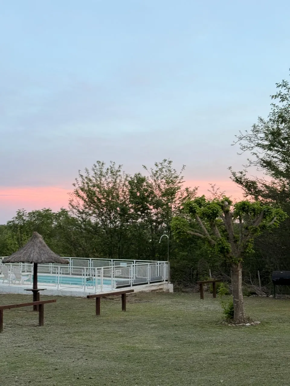 Pileta y parque al atardecer